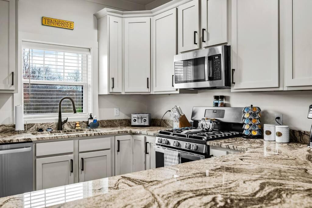 *Dog Friendly*Modern Home-Minutes To Dollywood, Gatlinburg, Smoky Mountains & Pigeon Forge! Exterior foto